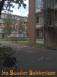 716552 Fotopaneeltje, met een afbeelding van oranjeversieringen op het studentencomplex Ina Boudier-Bakkerlaan (IBB) te ...